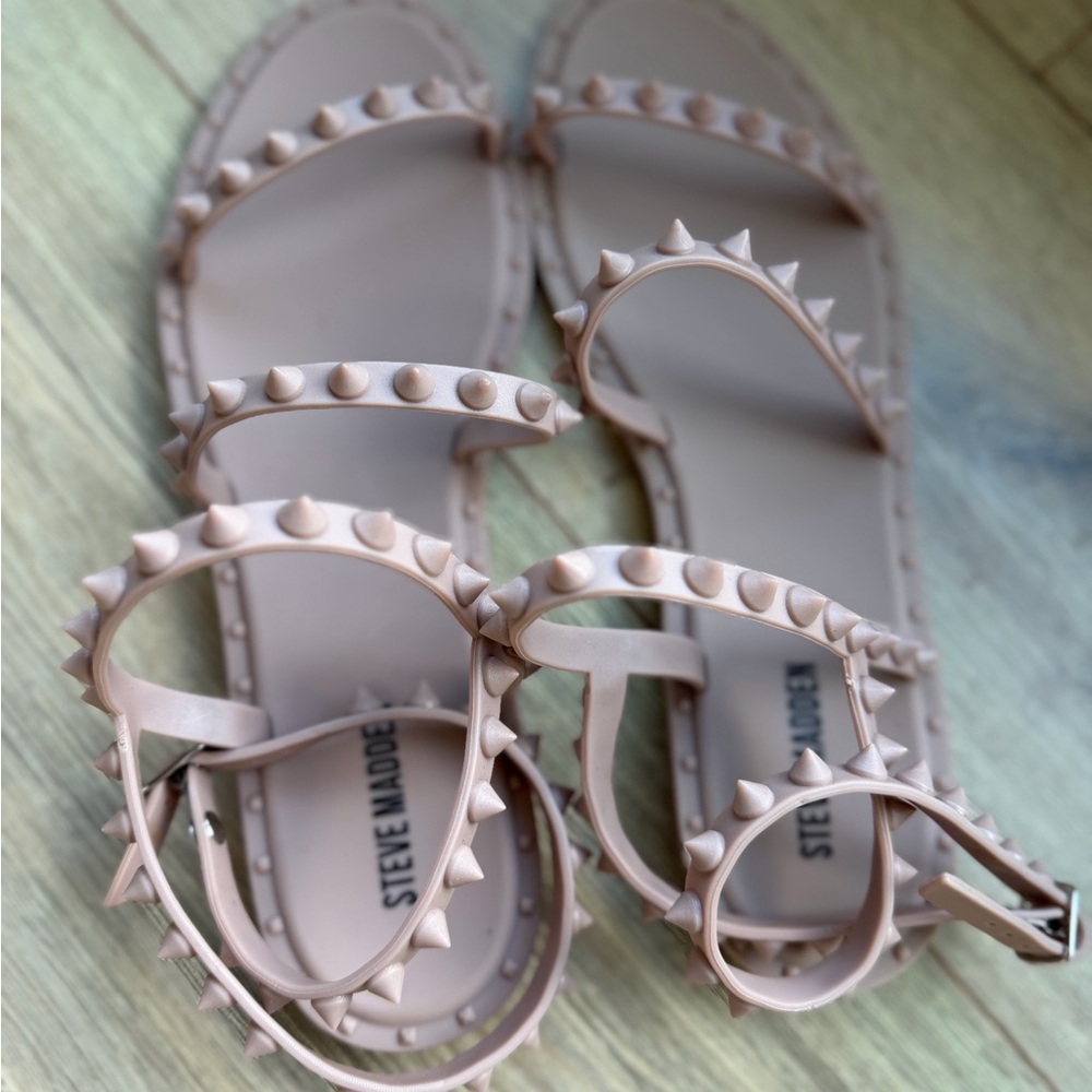 Steve Madden Travel J jelly sandals feature studded ankle straps sz 9